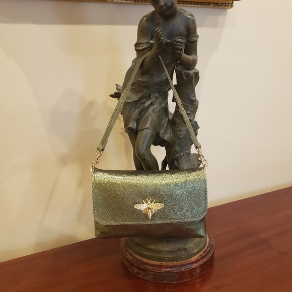 NEW! ITALIAN LEATHER Exquisite GREEN & Gold Chain Shoulder Bag w/ Gold Bee Clasp - Picture 2 of 4